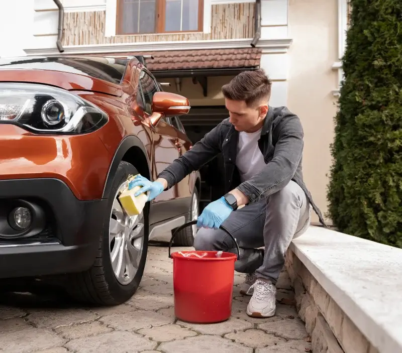Lavage auto à domicile Meximieux : professionnel intervenant sur un véhicule